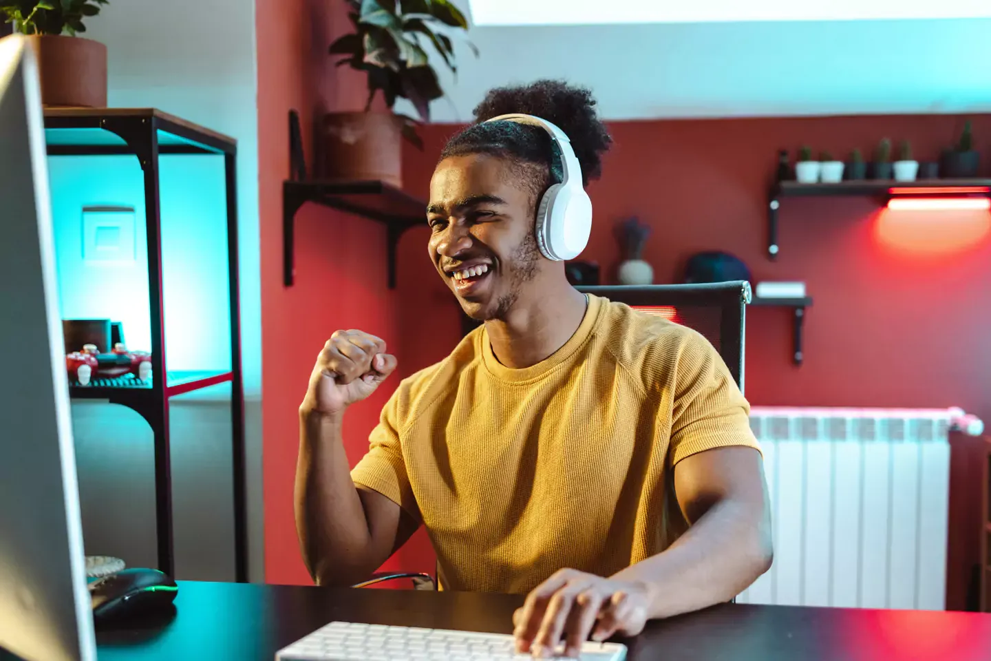 Hombre jugando videojuegos en línea en línea.