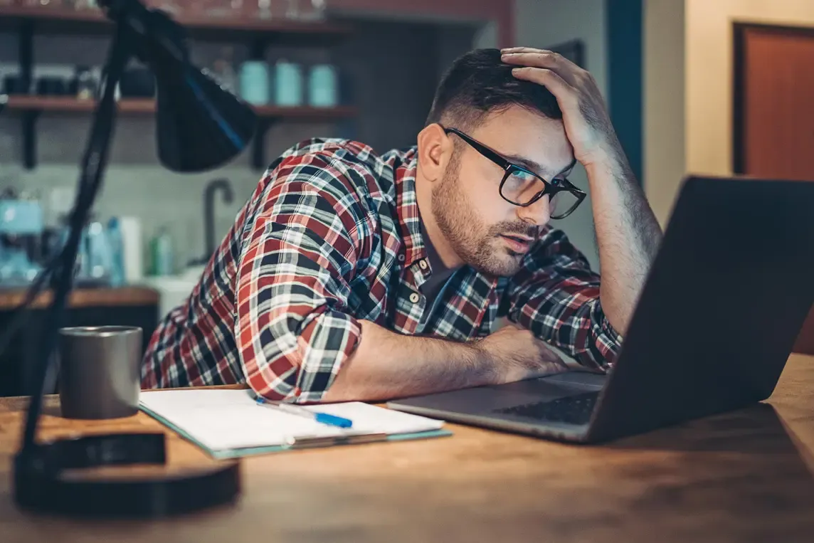 Hombre frustrado con internet lento