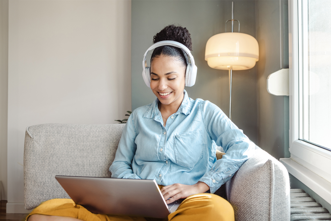 Chica con auriculares y portátil