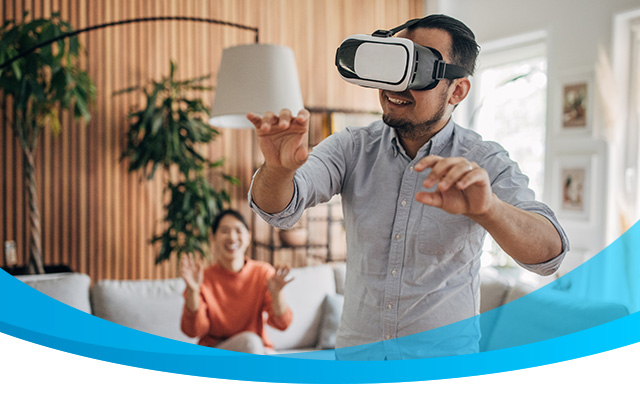 Hombre jugando con auriculares VR
