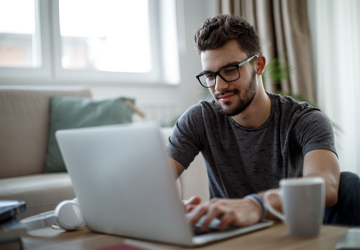 Man sitting at coffee table with laptop