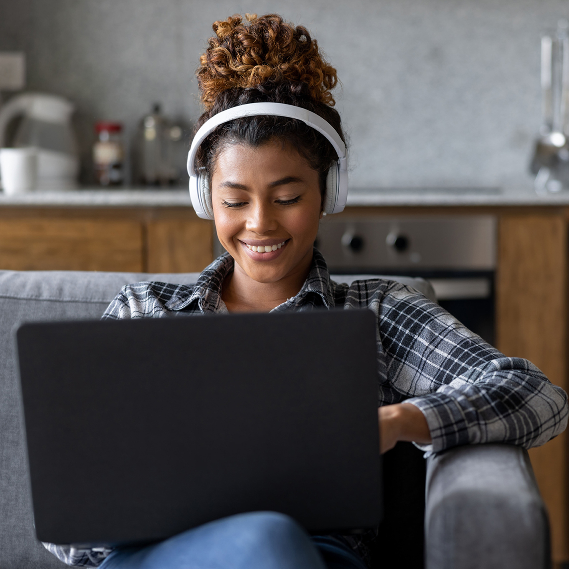 Mujer en casa trabajando en su laptop