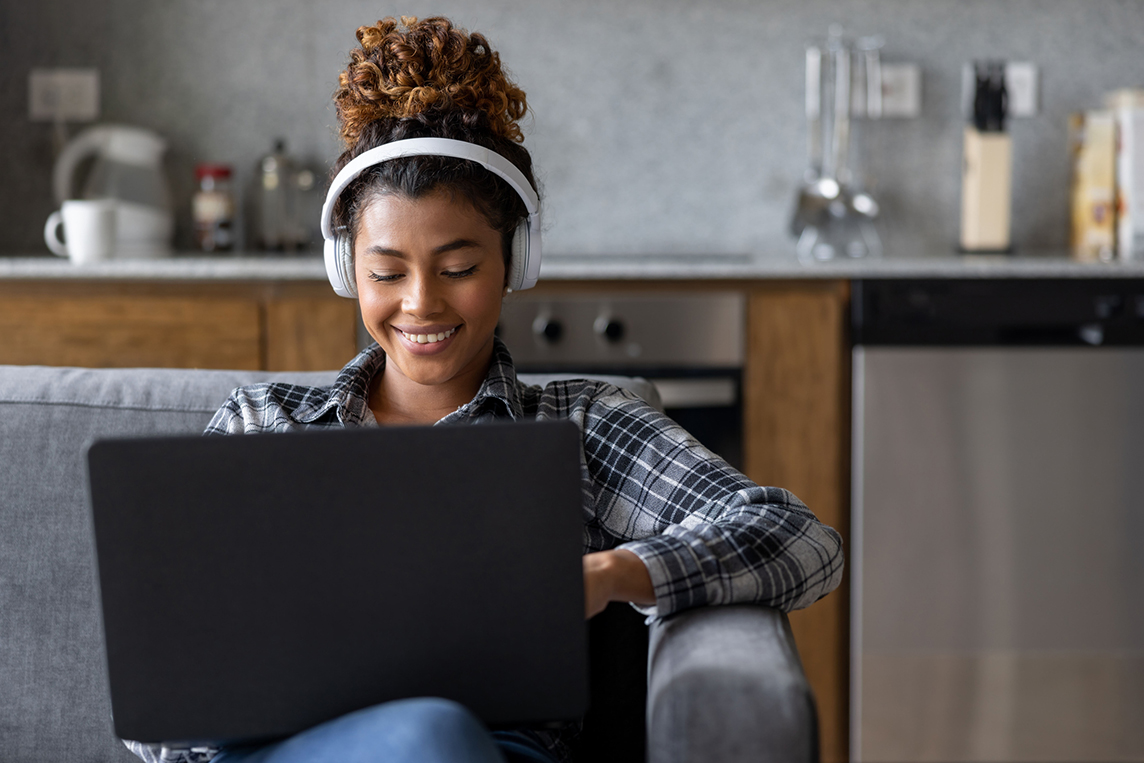 Mujer en casa trabajando en su laptop