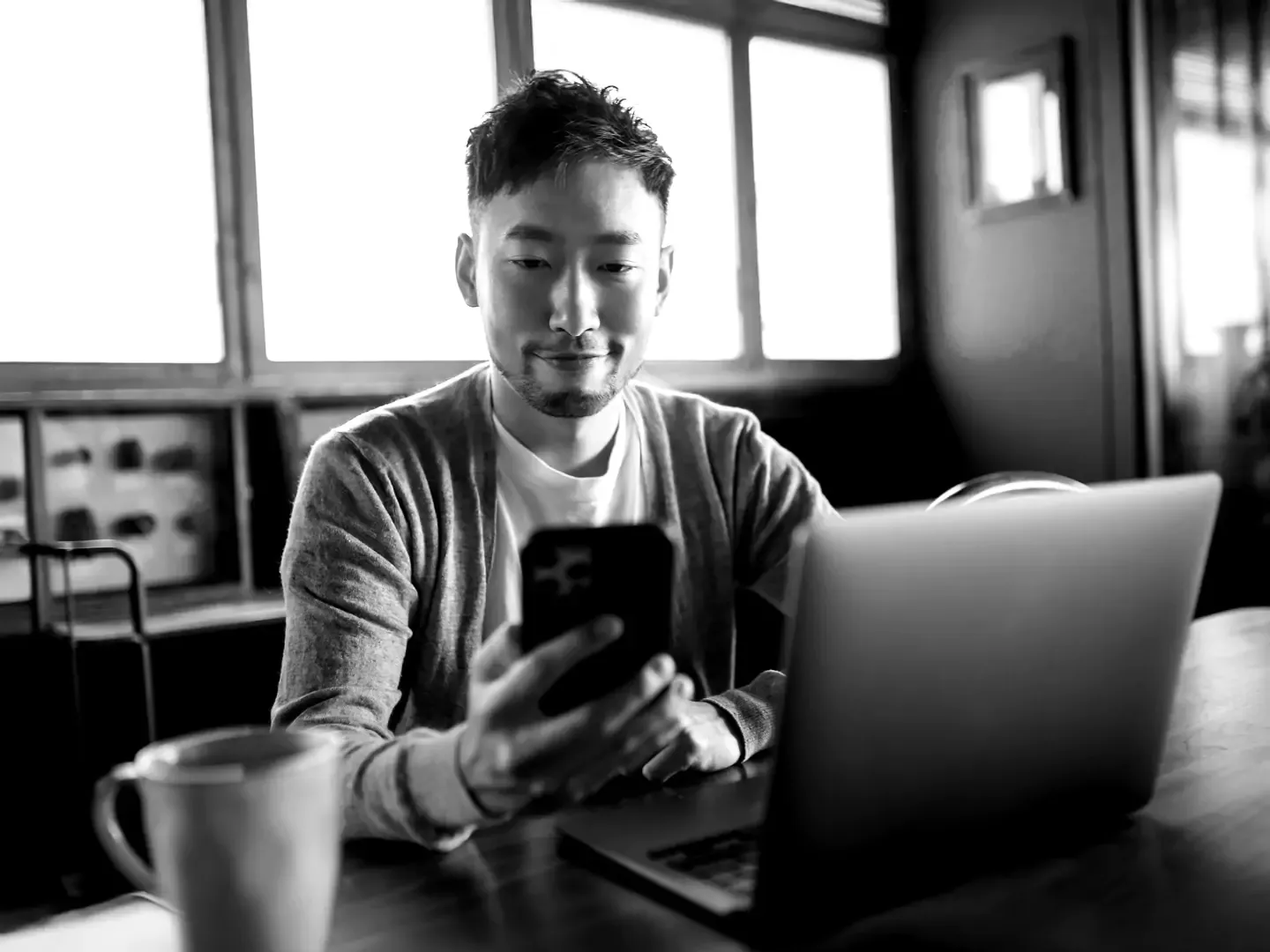 Man working remotely at a cafe.