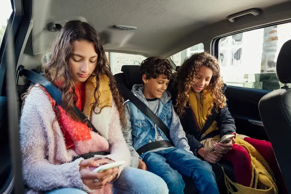 kids with smartphones