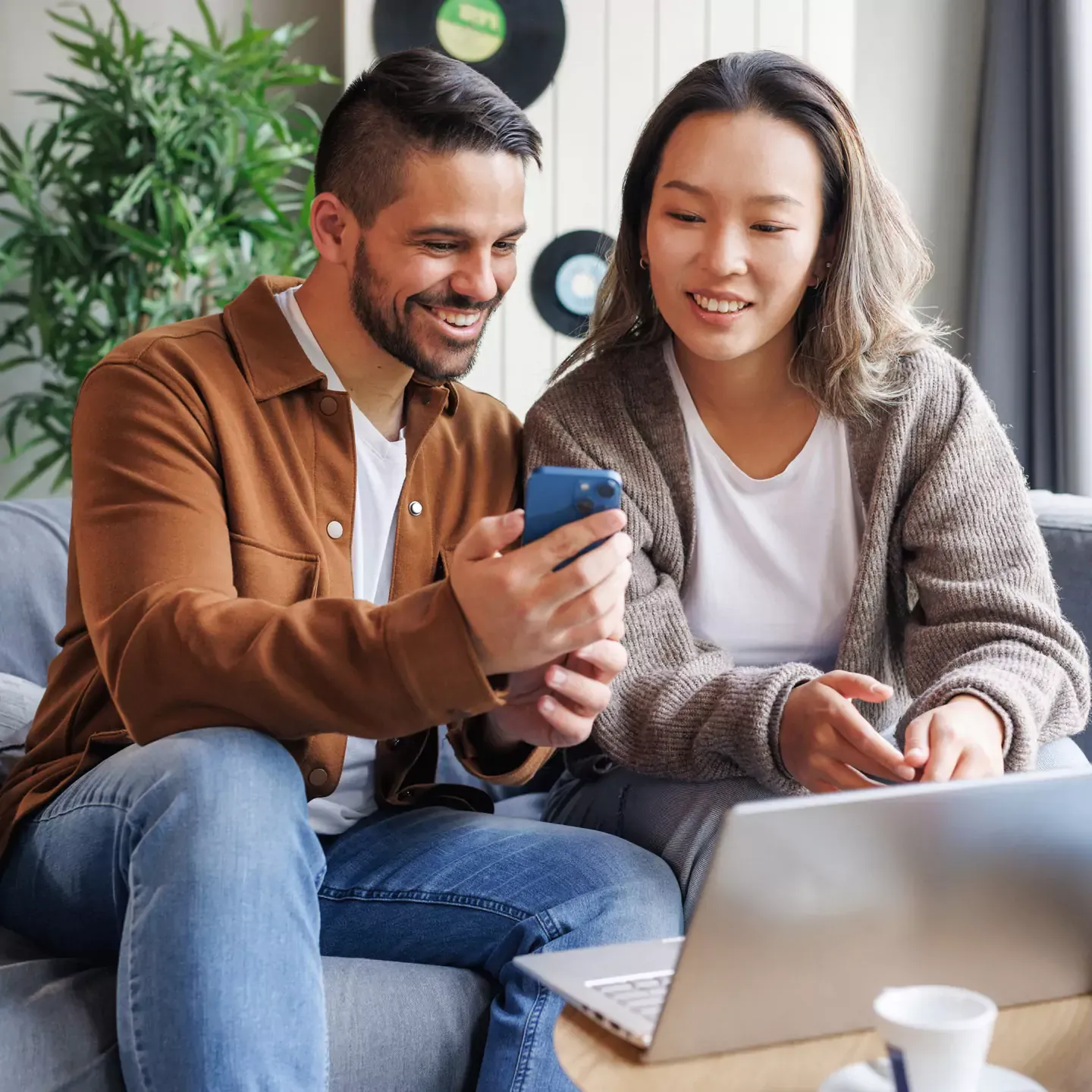 Pareja comprando Internet a buen precio.