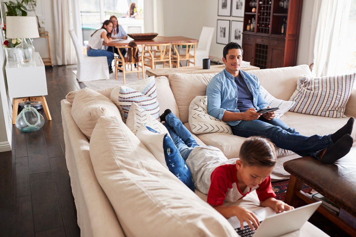 familia usando dispositivos de internet