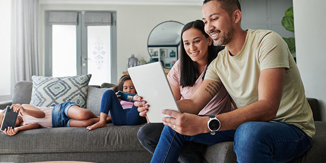 familia usando dispositivos de internet