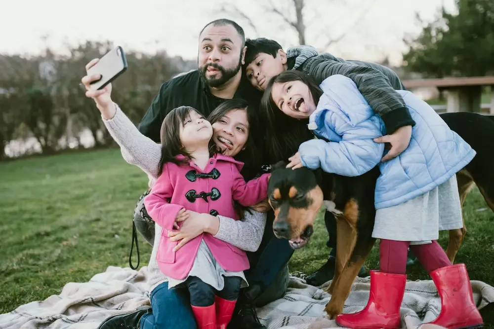 familia tomando una selfie con un teléfono inteligente