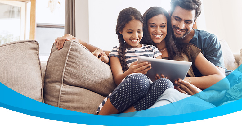familia usando ipad y AT&T internet