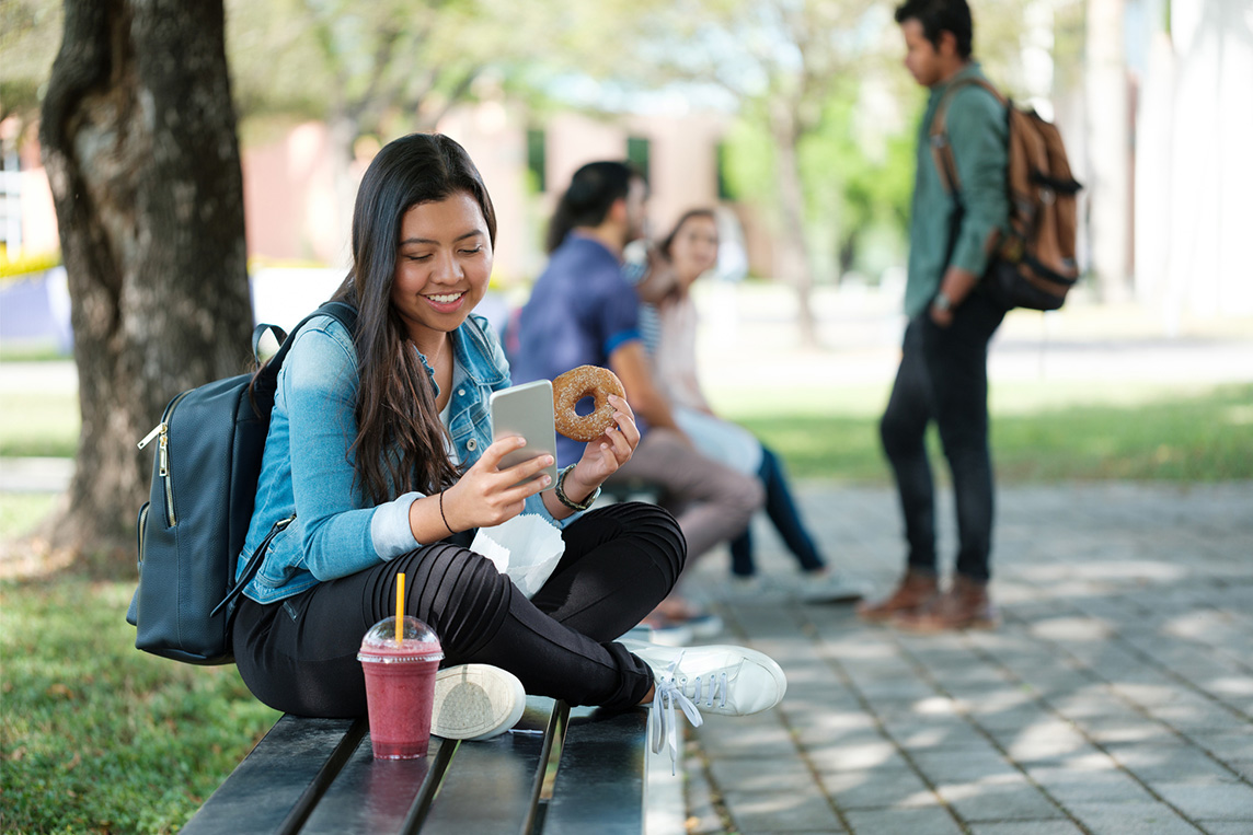 estudiante universitaria con teléfono celular
