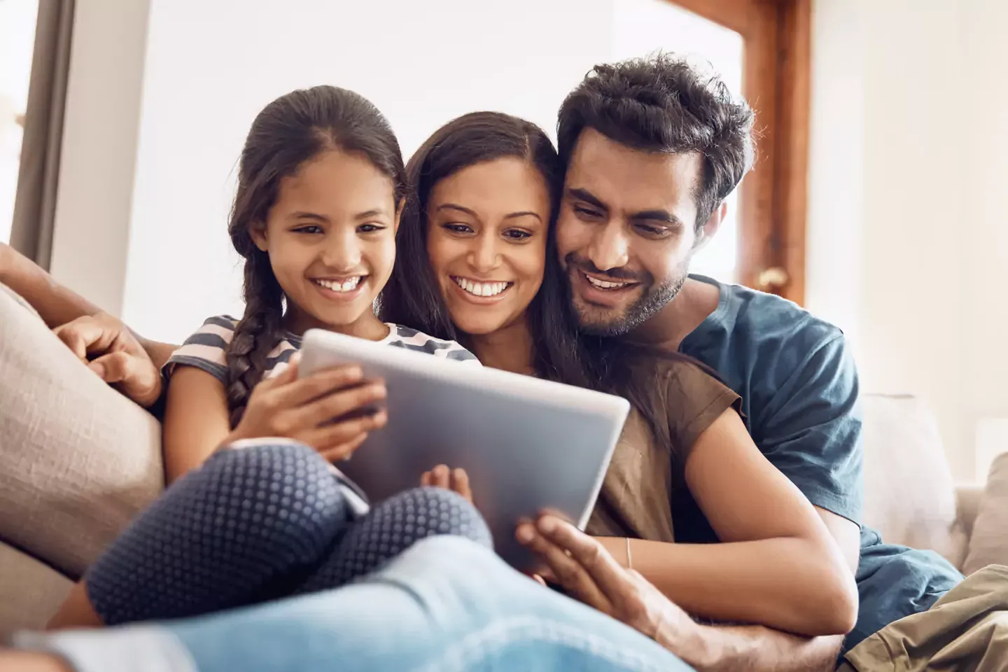 Familia feliz viendo un vídeo juntos.