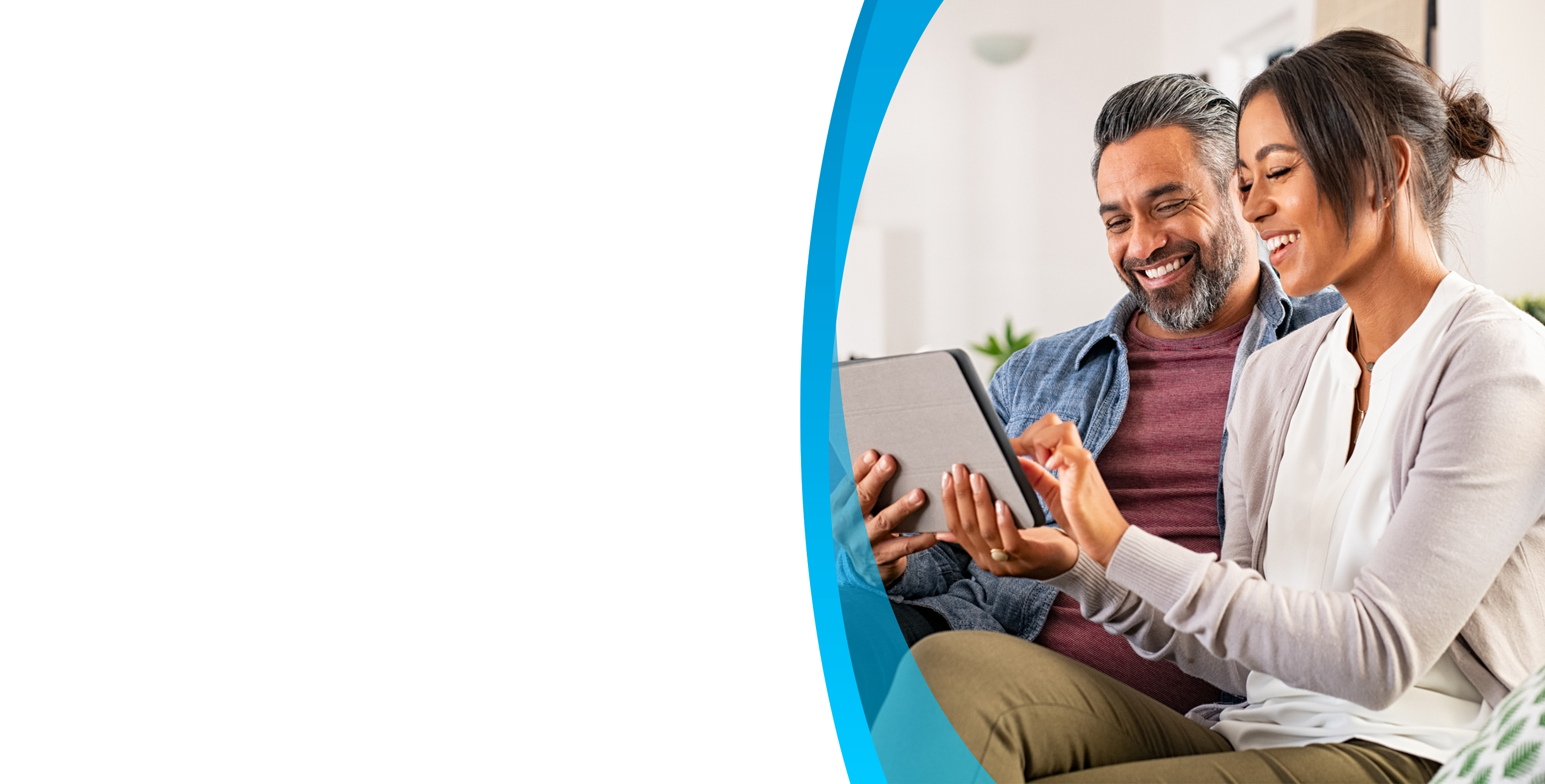 pareja feliz navegando por internet