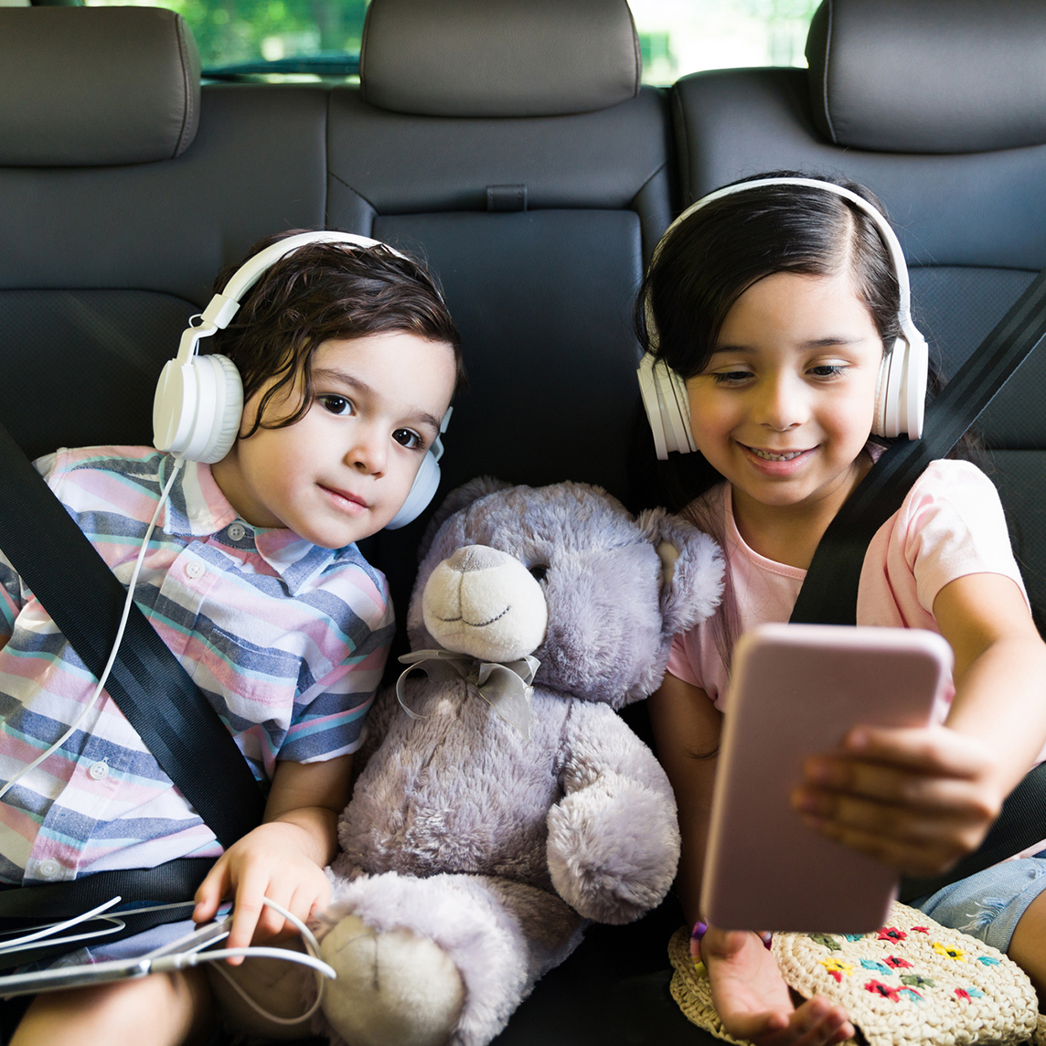 niños viendo smartphone
