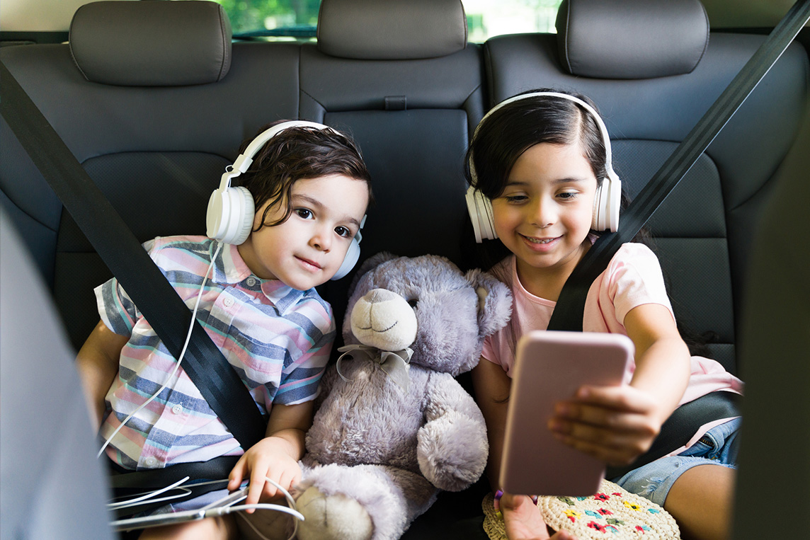 niños viendo smartphone