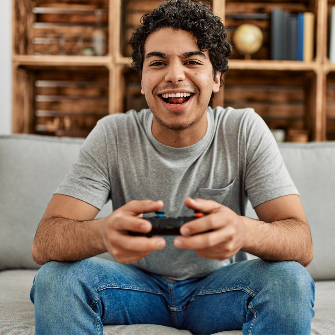 hombre jugando videojuegos
