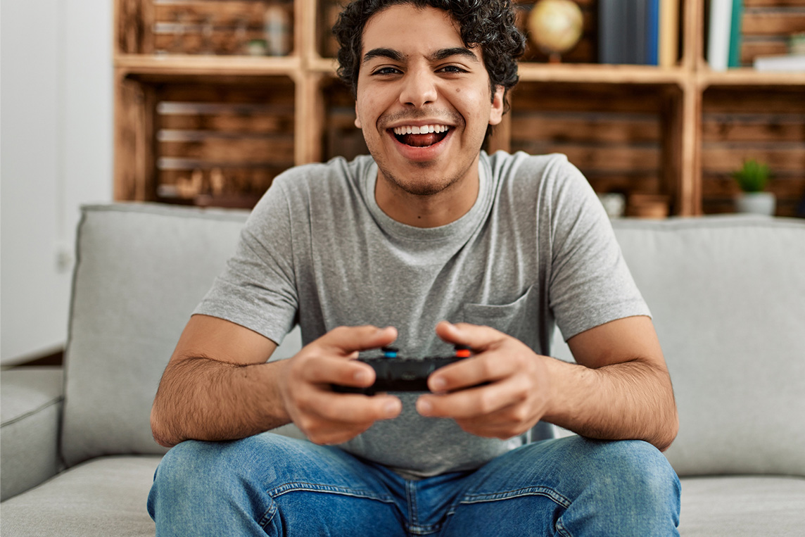 hombre jugando videojuegos
