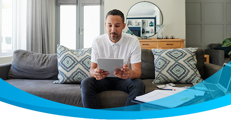 Hombre usando ipad con at&t fibra