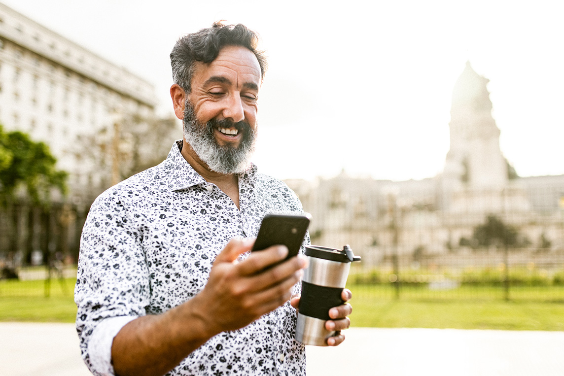 hombre maduro con smartphone