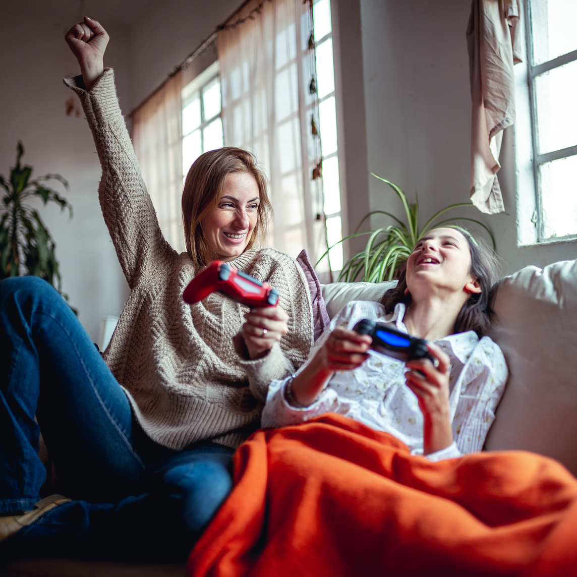 madre e hija jugando videojuegos