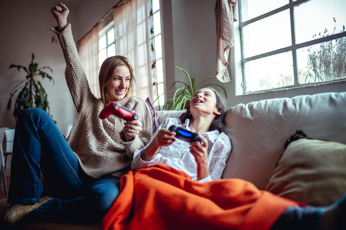 madre e hija jugando videojuegos