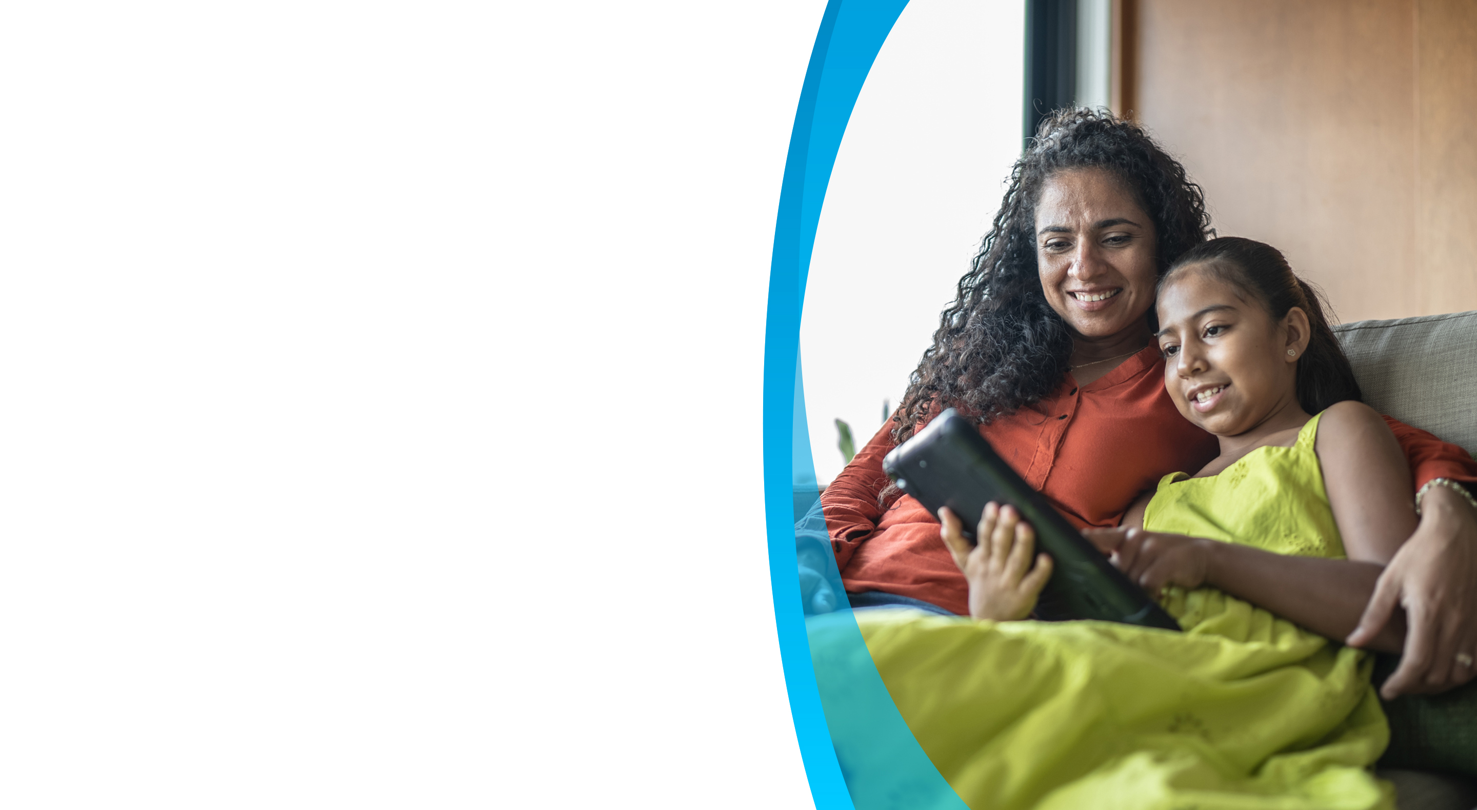 Mamá e hija usando Internet de AT&T con iPad