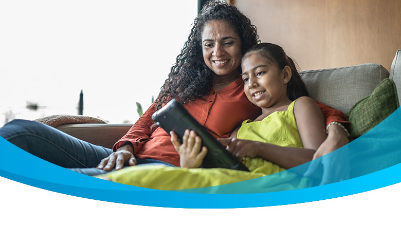 Mamá e hija usando Internet de AT&T con iPad