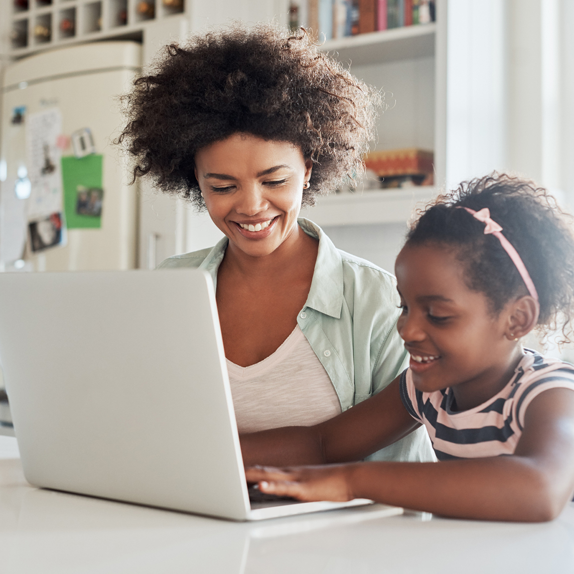 Madre e hija usando Internet de AT&T