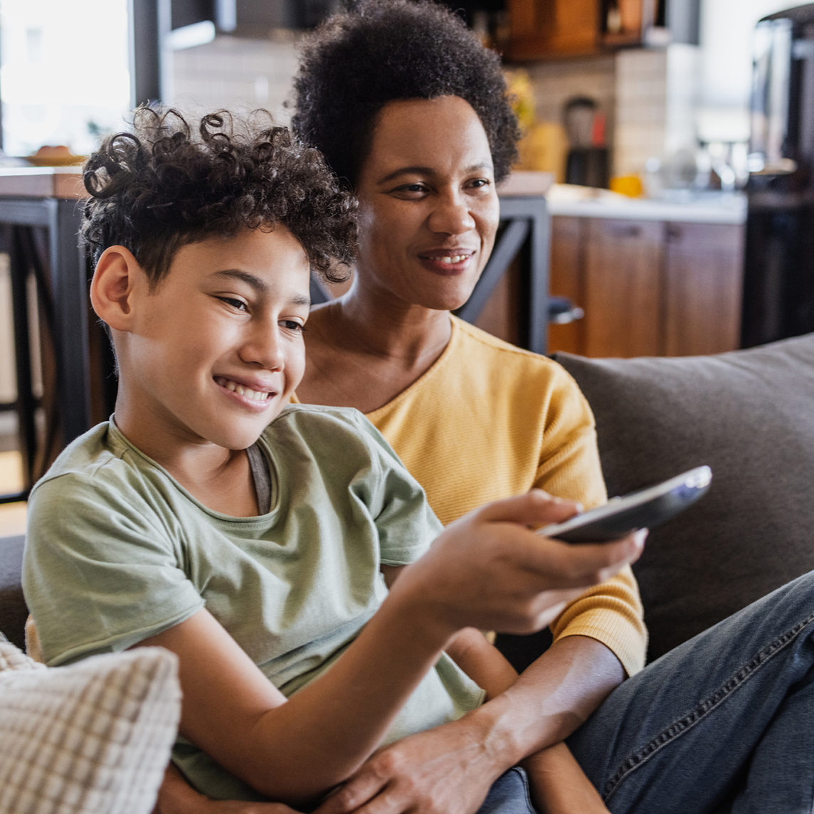 madre e hijo viendo DIRECTV