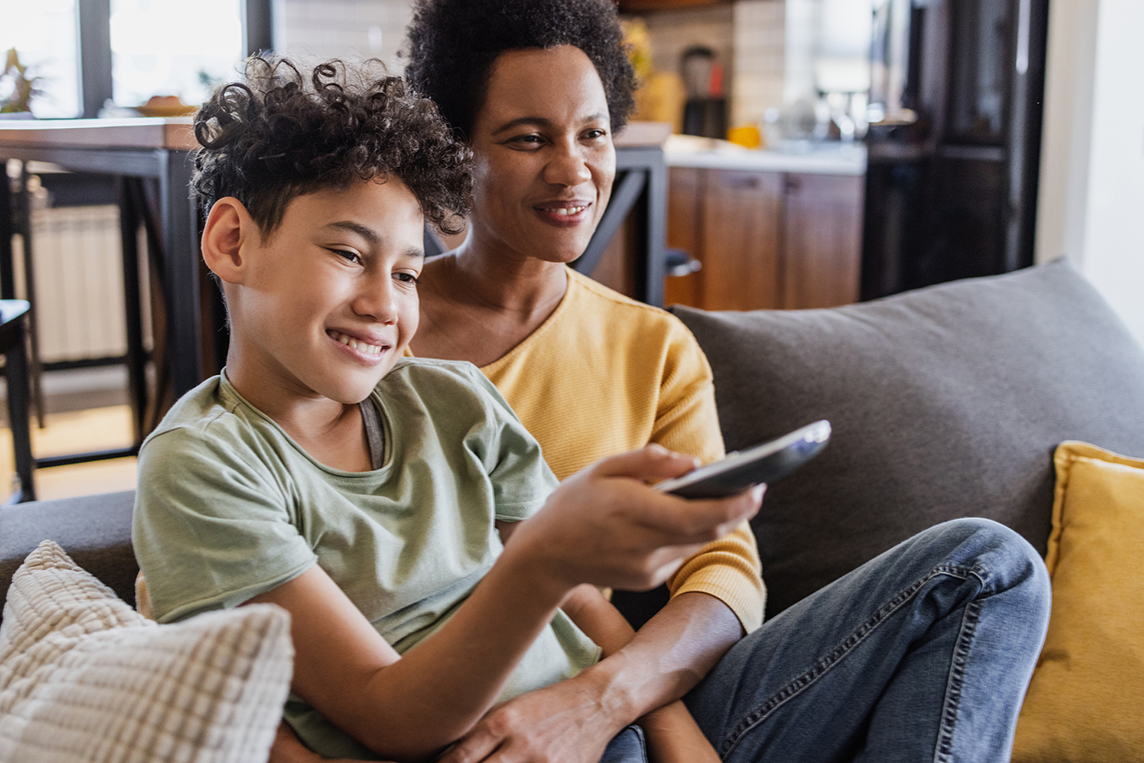 madre e hijo viendo DIRECTV