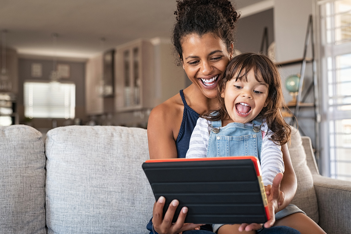 madre hija con ipad e internet AT&T