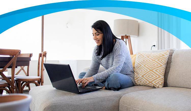 mujer buscando servicio de Internet de AT&T