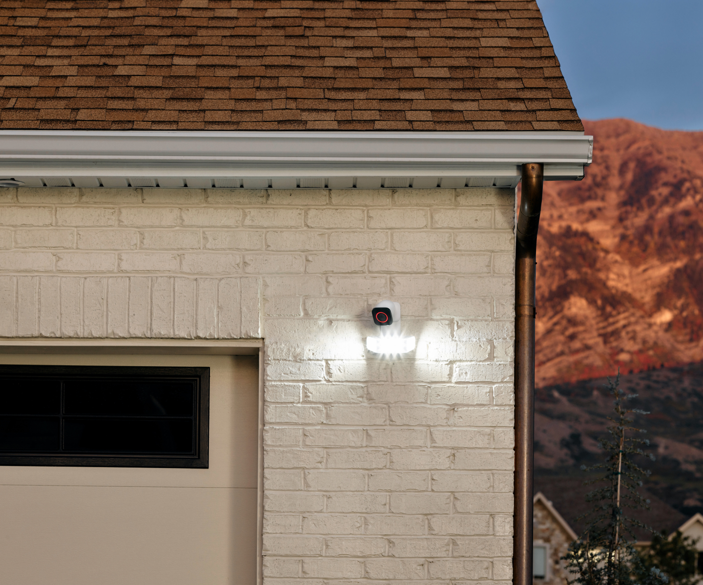 vivint spotlight pro white brick garage