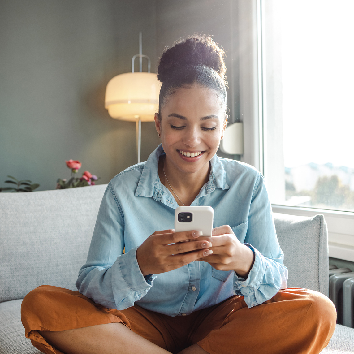 mujer mirando teléfono inteligente