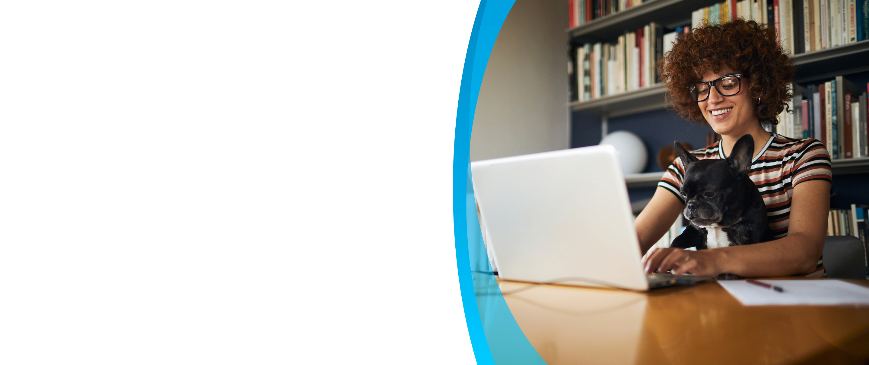 mujer con perro y laptop