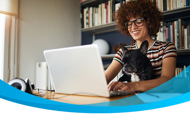 mujer con perro y laptop