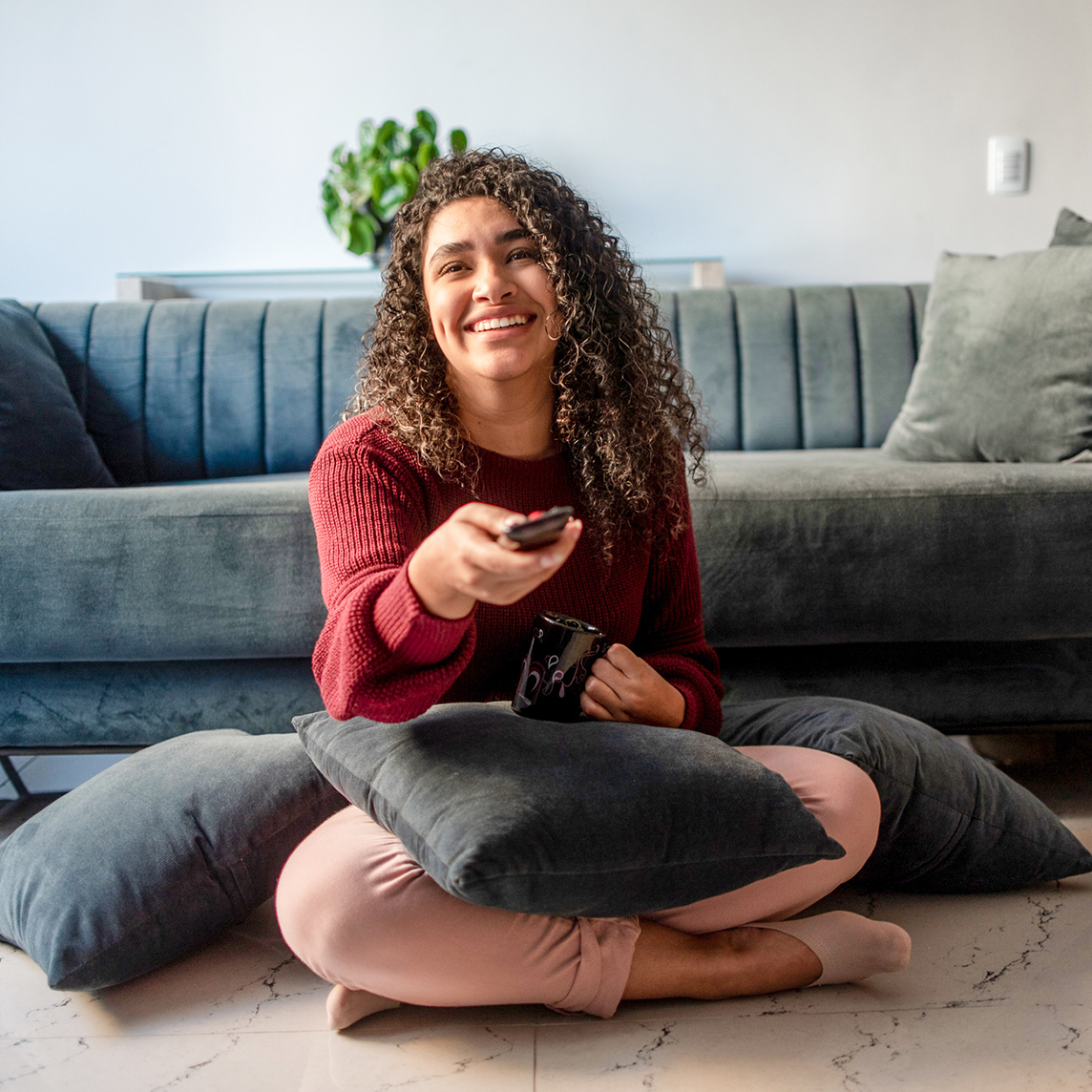 mujer joven transmitiendo programas
