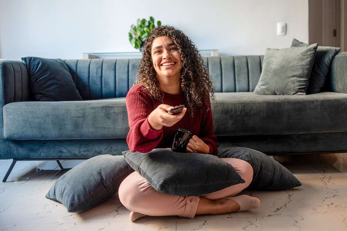 mujer joven transmitiendo programas